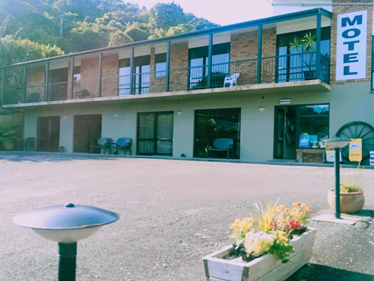 Sundowner Motel Греймут Екстериор снимка